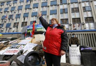 Un activista prorruso en las barricadas de Luhansk.