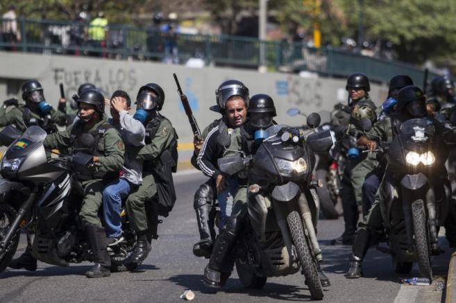 La Polica Nacional Bolivariana (PNB) detiene a manifestantes en...