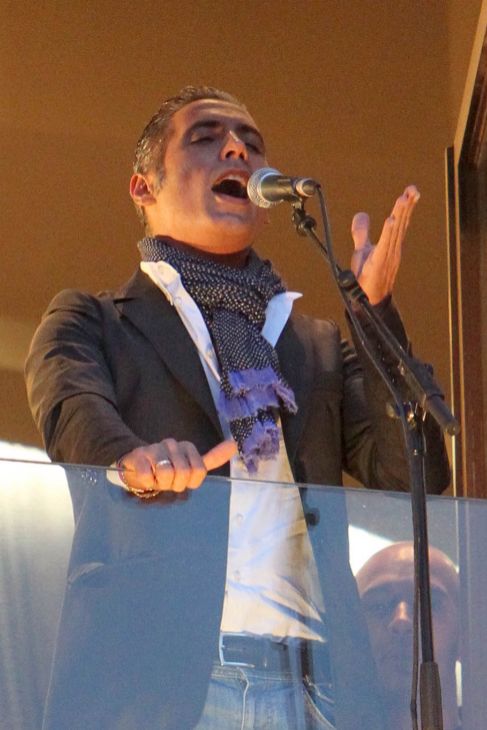 Pitingo, cantando una saeta al Cristo del Santo Sepulcro de Madrid.