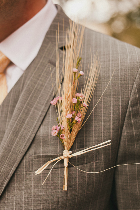 Las flores no son solo para el ramo - En la solapa del novio... Foto... |  Moda | EL MUNDO
