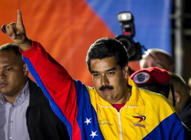 Maduro saluda a sus seguidores, tras el anuncio de su victoria en las...