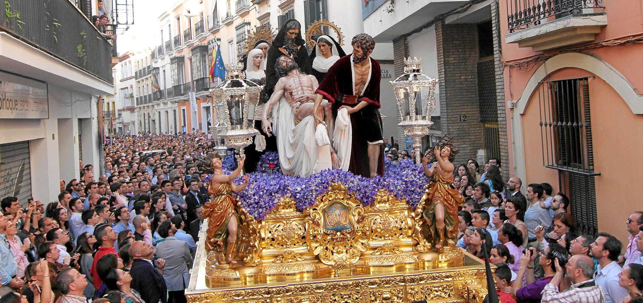 Lunes Santo en Sevilla - El único paso de la cofradía de Santa Marta, que r...