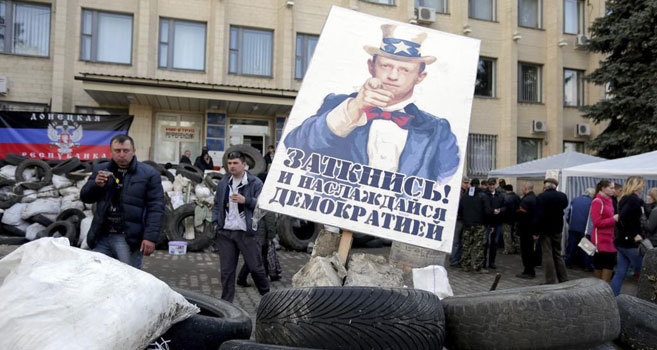Manifestantes prorrusos protestan ante el ayuntamiento de Kramatorsk...