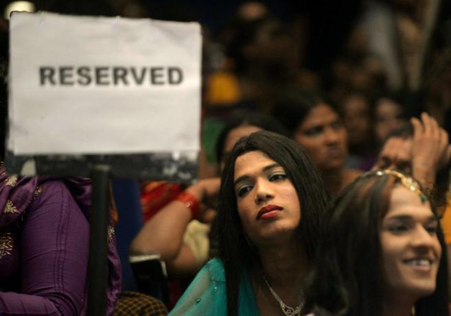 Un transexual participa en un seminario en Bombay.