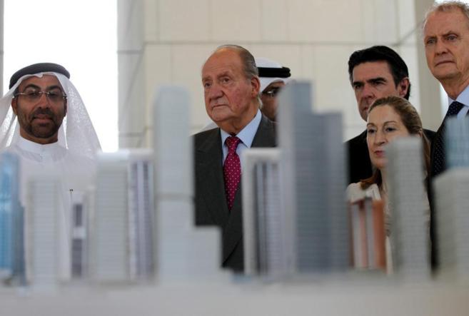 El Rey, ante la maqueta de la nueva ciudad financiera de Abu Dabi.