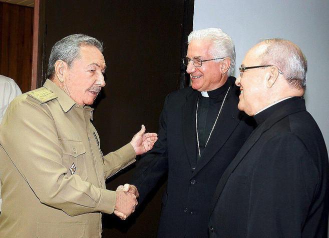 Ral Castro (i), el cardenal Jaime Ortega (d) y el presidente de la...