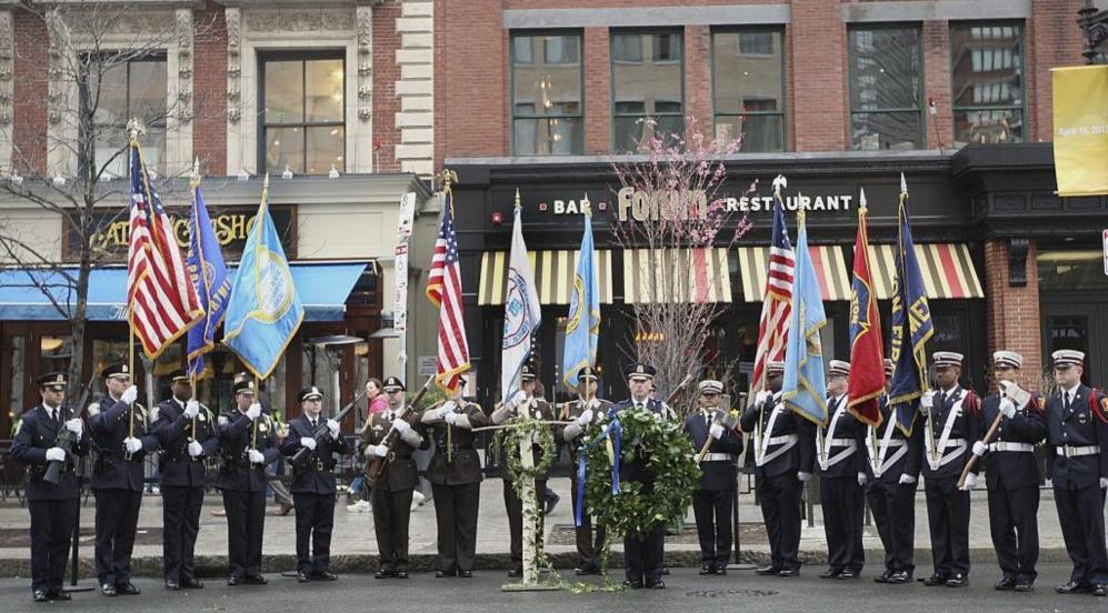 Varios guardias de honor forman fila frente al restaurante Forum en la...