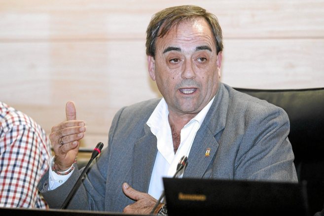 El alcalde de Dolores, Gabriel Gascón, durante un pleno municipal.