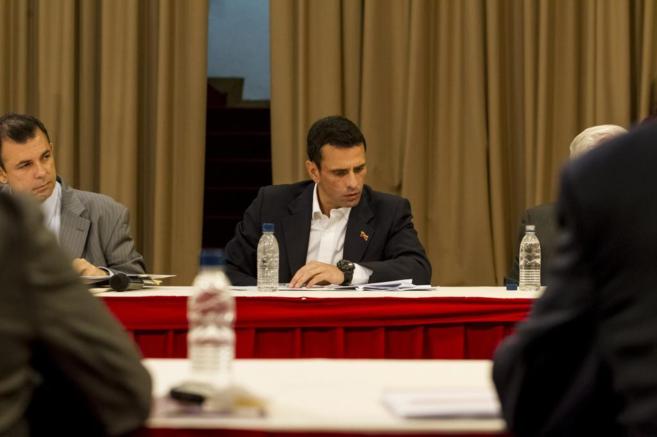 Henrique Capriles Radonsky (c) asiste a la reunión con el Gobierno...