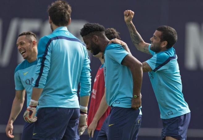 Alves bromea con Song durante el ltimo entrenamiento azulgrana.