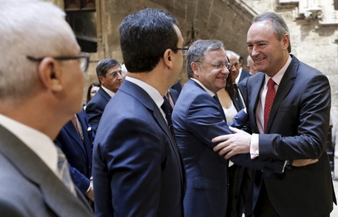 El presidente Fabra saluda al conseller Moragues tras la firma del...