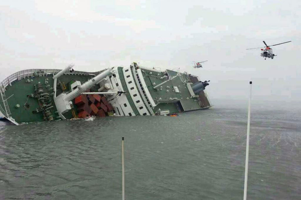 El barco, con 477 personas a bordo, quedó volcado y sumergido casi en...