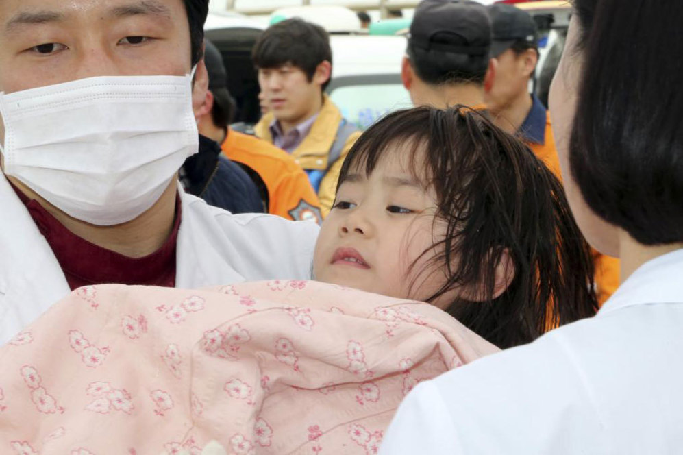 Una niña rescatada del 'Sewol' por la policía marítima de Corea del...