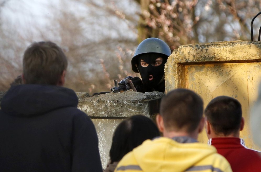 15 de Abril de 2014. Un soldado ucraniano apunta a un grupo de...