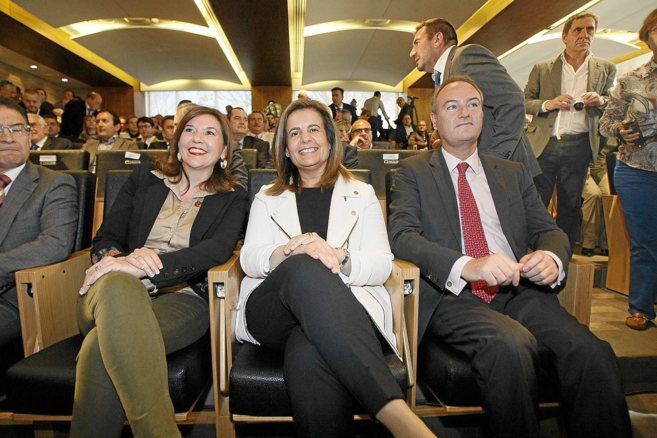 Mercedes Alonso, la ministra Bez y Alberto Fabra, ayer en el acto...