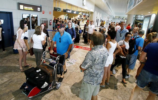 Llegada de turistas a la terminal del aeropuerto de Alicante-Elche.