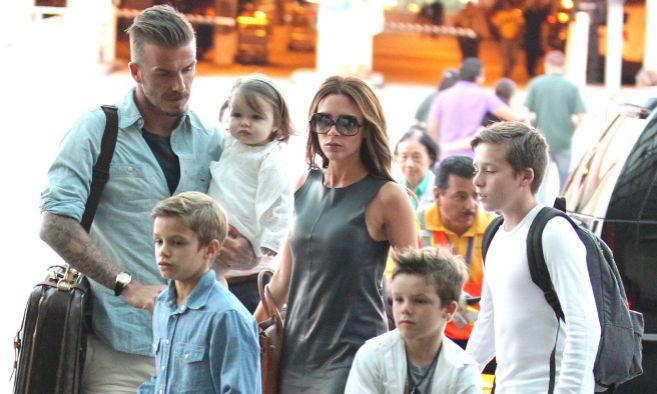 El matrimonio Beckham con sus cuatro hijos.