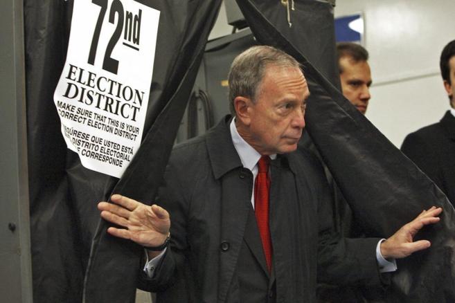 Michael Bloomberg despus de votar en un colegio electoral en las...
