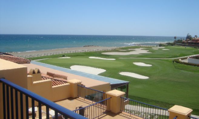 Vistas del mar y del campo de golf desde una de las habitaciones del...