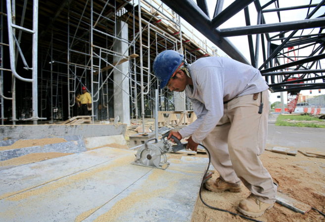 Un trabajador en las obras de construccin de un edificio en Florida.