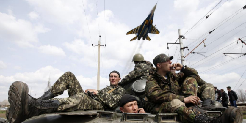 Un avin de combate sobrevuela a los blindados. Kiev recuper el...