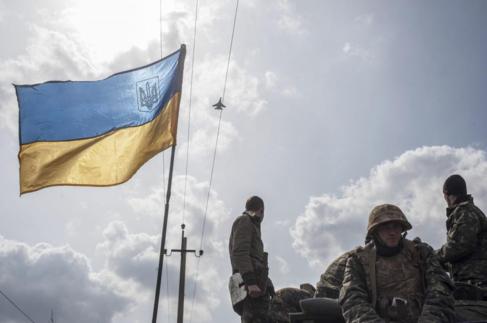 Soldados ucranianos sobre los vehículos militares en la ciudad de...