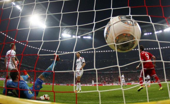 Imagen detrs de la portera del gol de Bastian Schweinsteiger.