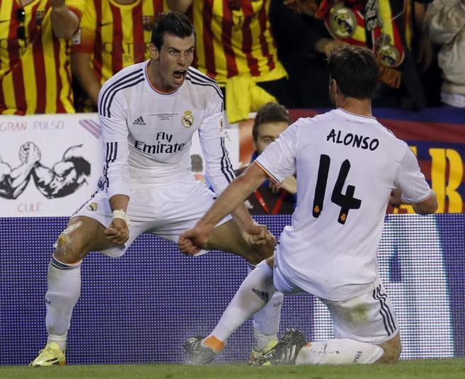 Alonso y Bale celebran el gol del gals ante el Barcelona.