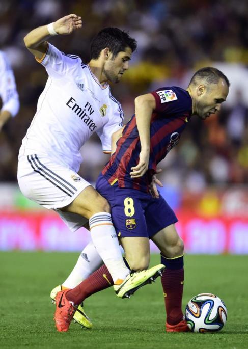 Isco presiona a Iniesta durante la final de Copa.