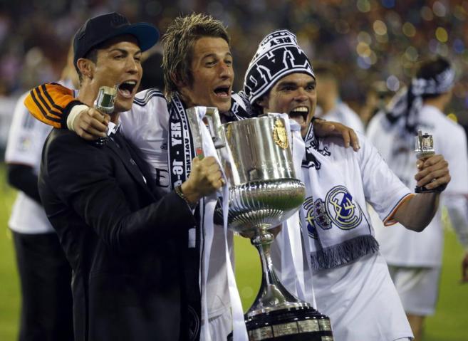 Cristiano, Coentrao y Pepe celebran la victoria en la final de Copa.