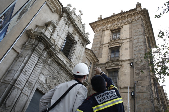 Los bomberos revisan los desperfectos en la fachada del museo San Po...