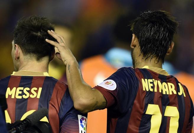 Neymar hace un gesto de cario a Messi durante los instantes...