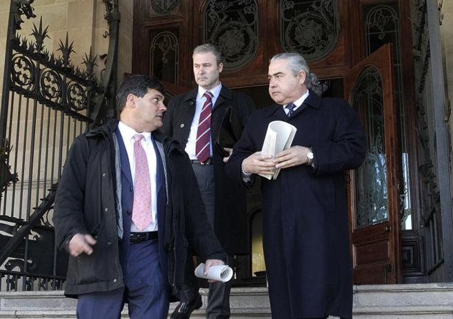 Fidel Pallerols, a la derecha, al salir de la Audiencia de Barcelona...