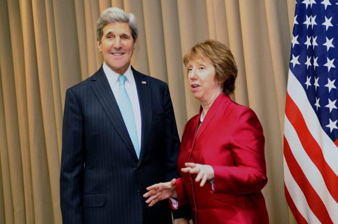 La jefa de la diplomacia europea, Caherine Ashton con el secretario de...