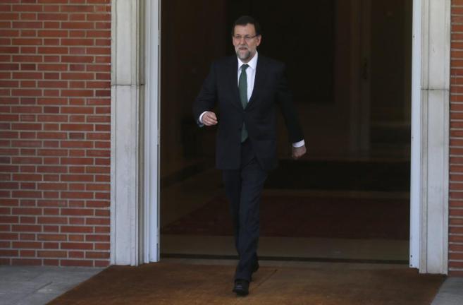 Mariano Rajoy, saliendo de La Moncloa.