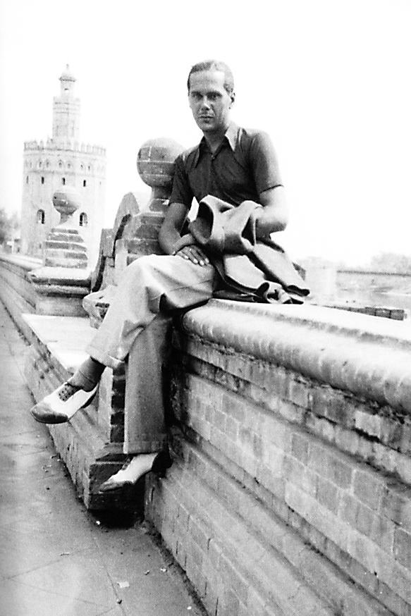 Luis Cernuda, posando en la Torre del Oro Junto al Guadalquivir