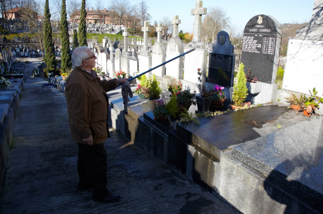 Un hombre observa la tumba de una posible nia robada, exhumada en...