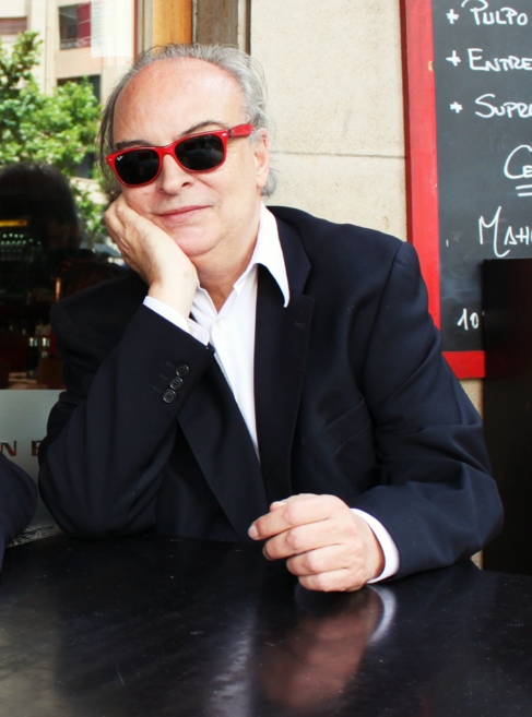 Enrique Vila-Matas en una terraza de Barcelona, con sus Ray-Ban rojas.