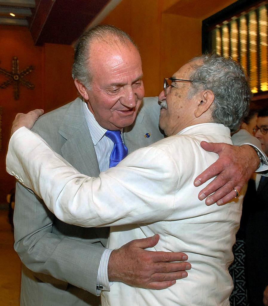 Garca Mrquez y el Rey Juan Carlos se funden en un carioso abrazo...