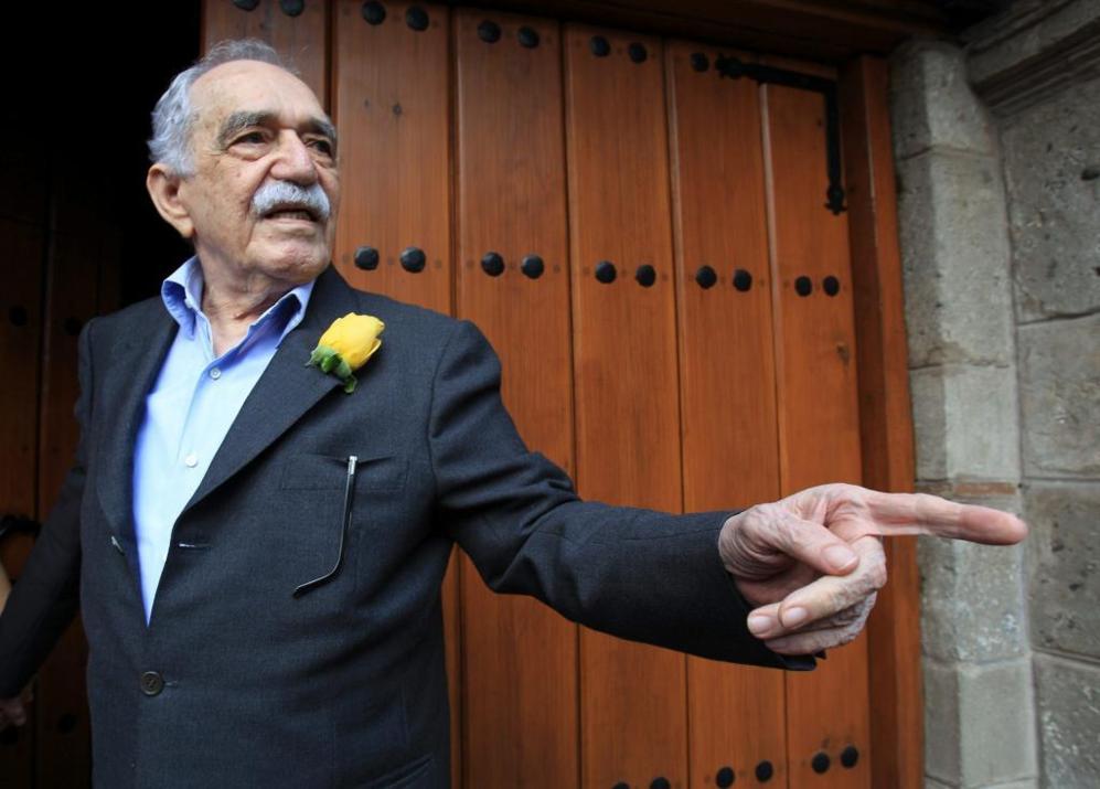 Un elegante Garca Mrquez saluda a los periodistas a las puertas de...