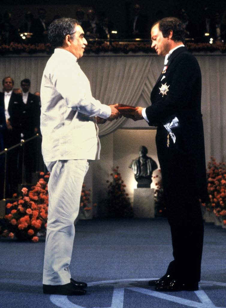 Garca Mrquez recibiendo el Premio Nobel de manos del rey Carlos...