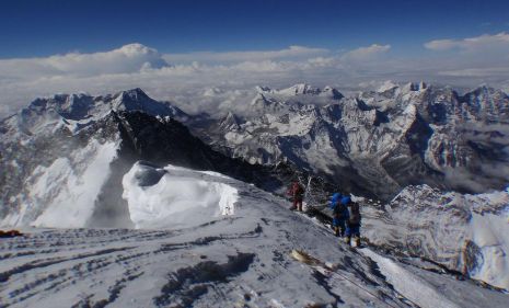 Montaeros intentando alcanzar la cima del Everest en 2013.