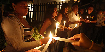 Personas con velas a las puertas de la casa de Gabo.