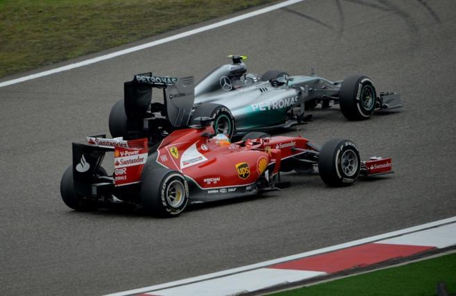 Fernando Alonso trata de adelantar a Nico Rosberg en Shanghai.