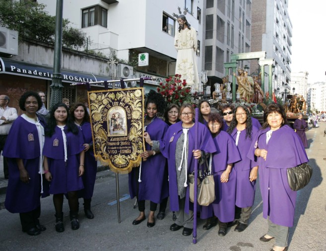 La hermandad peruana est formada por esposas e hijas de marineros...