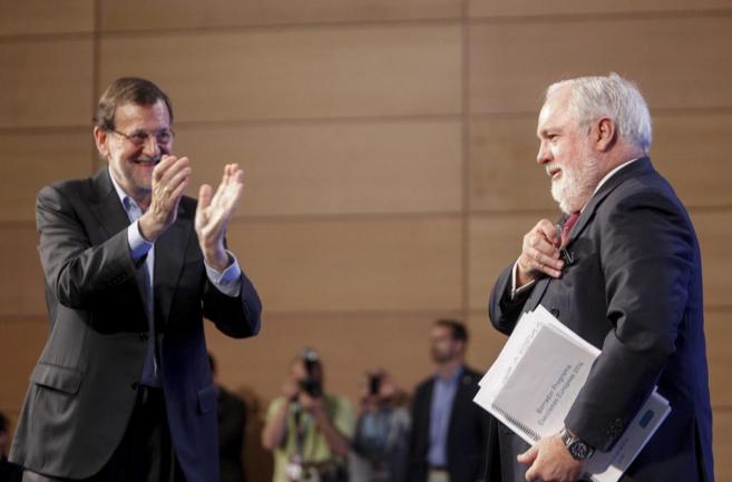 Mariano Rajoy aplaude a Miguel Arias Cañete el pasado sábado en...