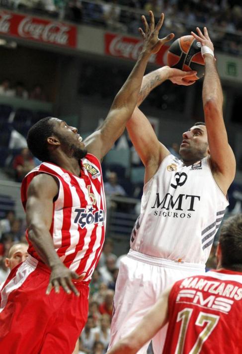 Ioannis Bourousis lanza a canasta ante la defensa de un jugador de...