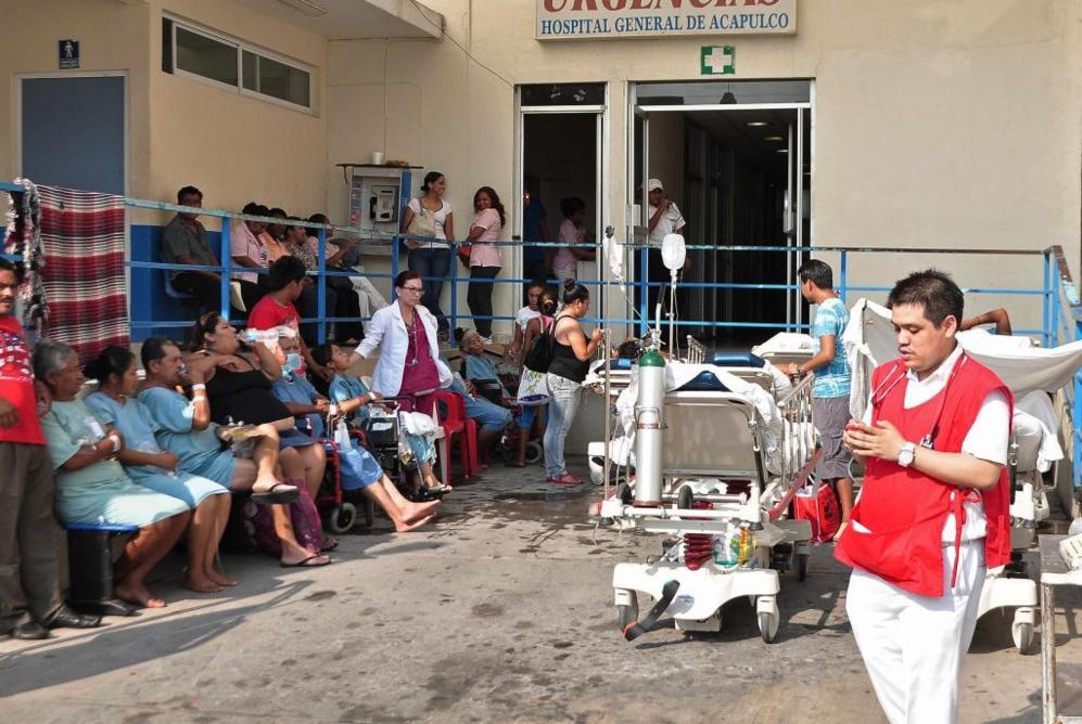 Enfermos evacuados de un hospital de Acapulco, en el estado de...