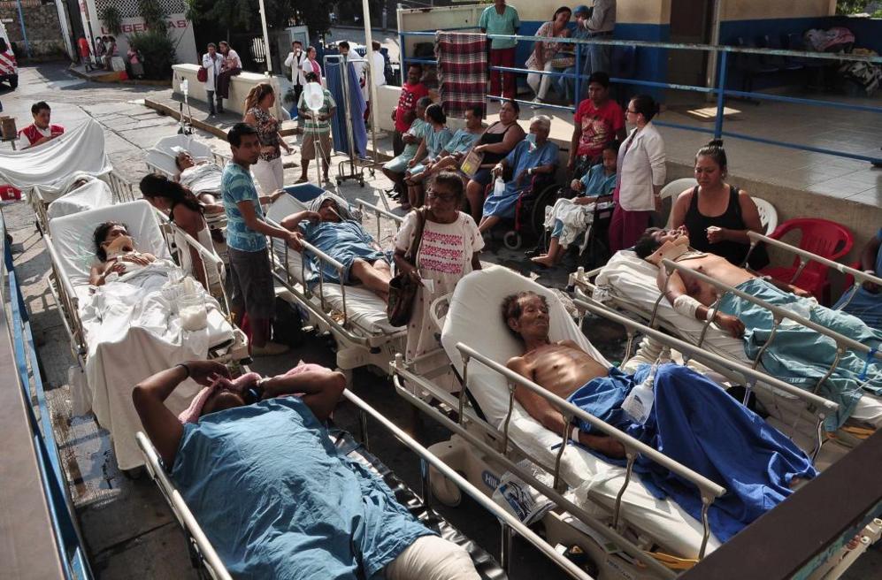 Ms evacuados en un hospital de Acapulco (Guerrero) junto con sus...