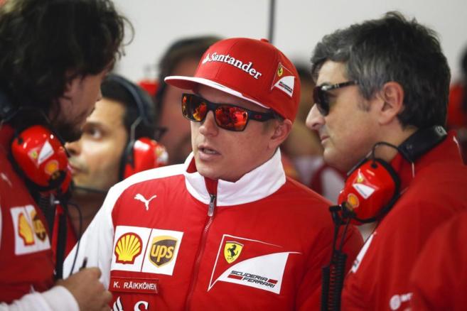 Kimi Raikkonen charla con Marco Mattiacci en el box de Ferrari en...